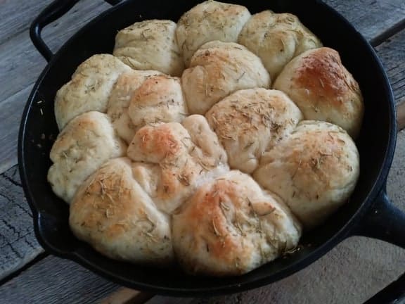 skillet garlic buns