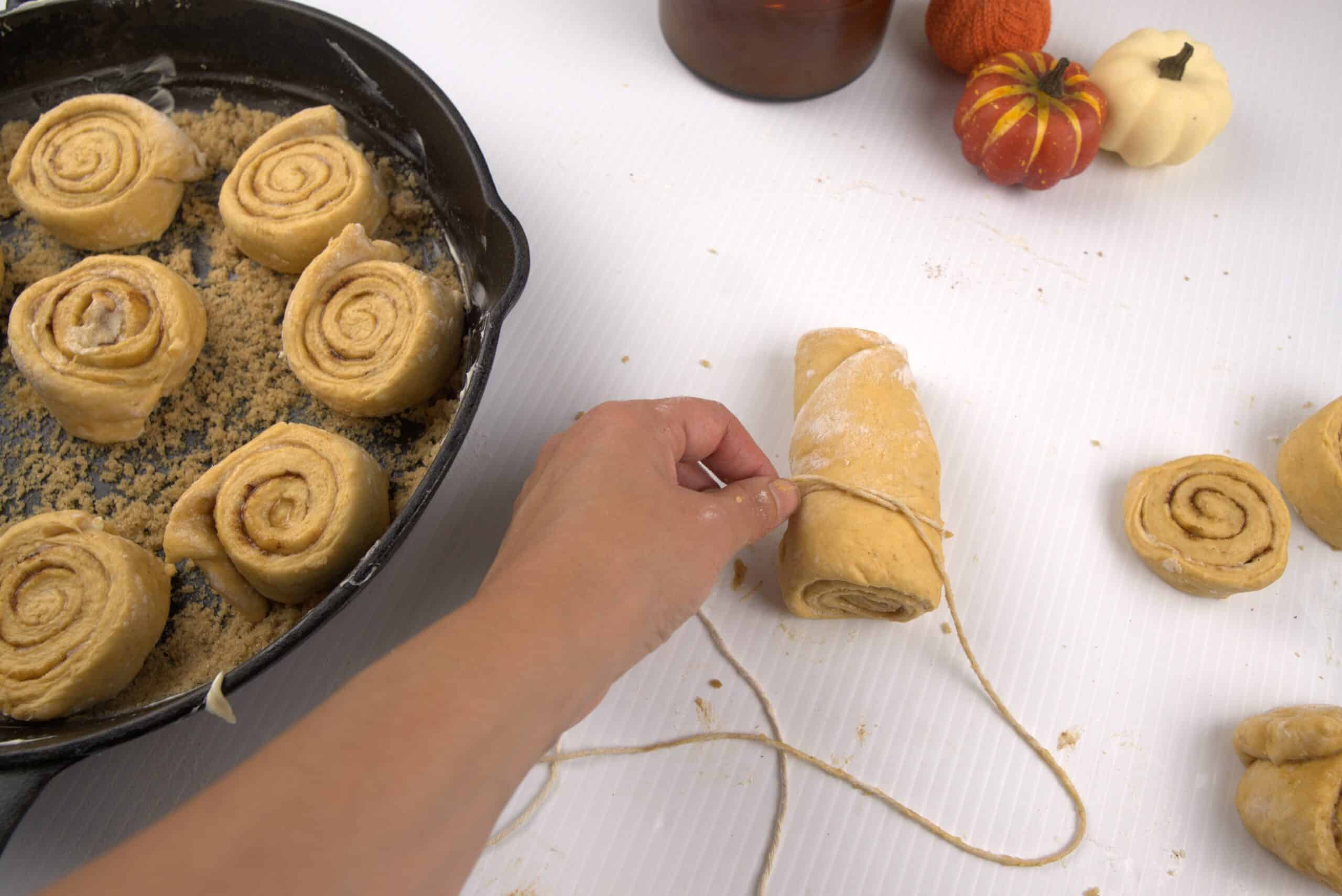 cutting cinnamon buns with string